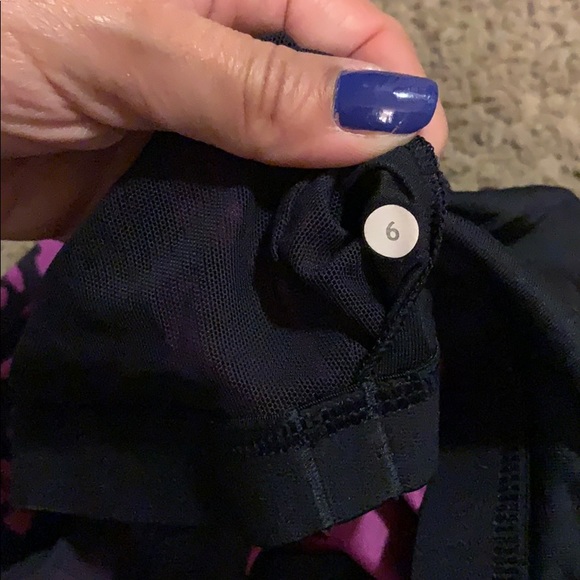 Lululemon top with built-in bra SZ 6 - Picture 4 of 8